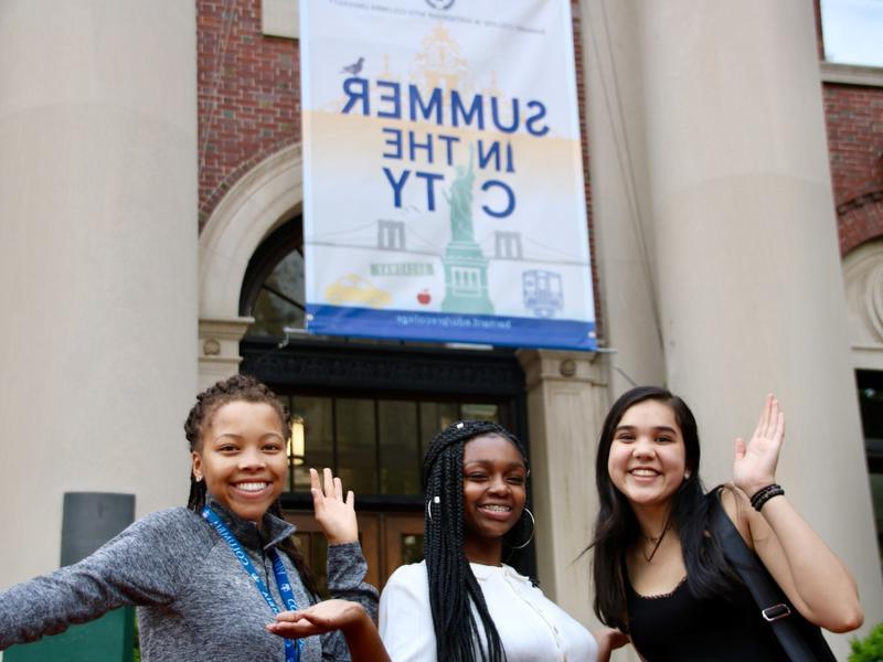 学生 in front of Barnard Hall